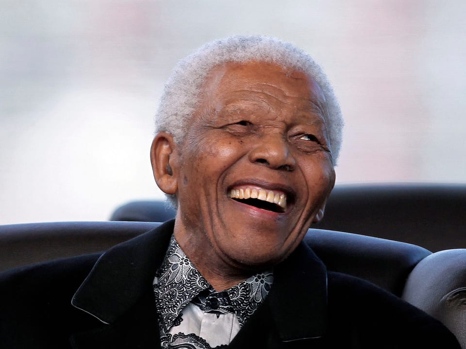 Neslon Mandela lacht in die Kamera