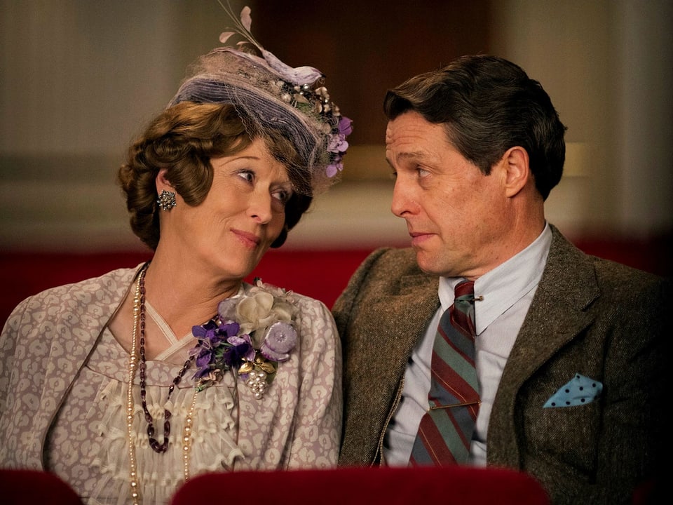 Florence Foster Jenkins und ihr Mann schauen sich tief in die Augen.