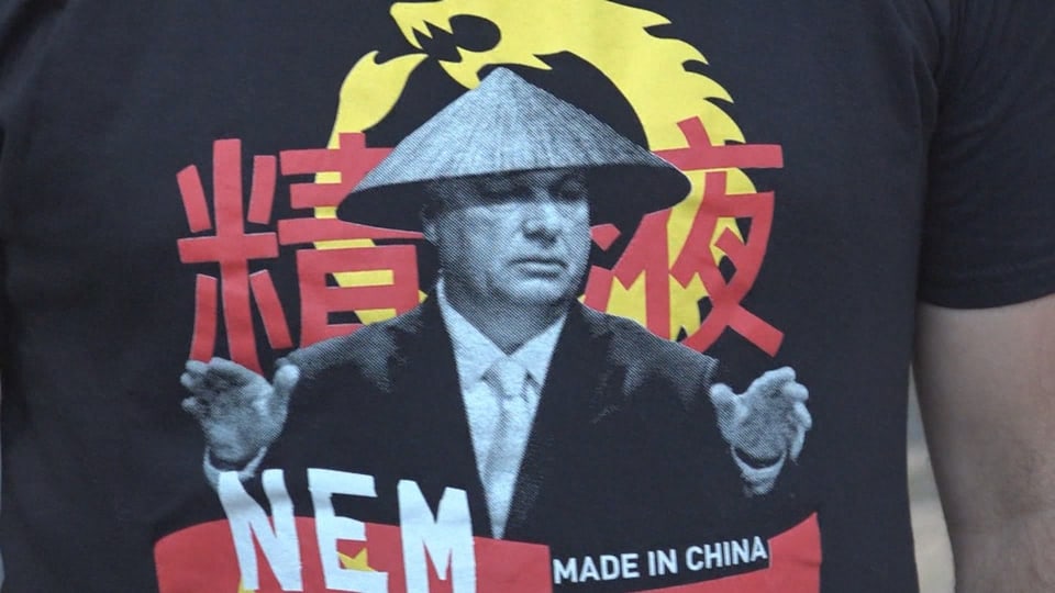 T-Shirt mit Aufdruck eines Mannes im asiatischen Hut und Schriftzügen