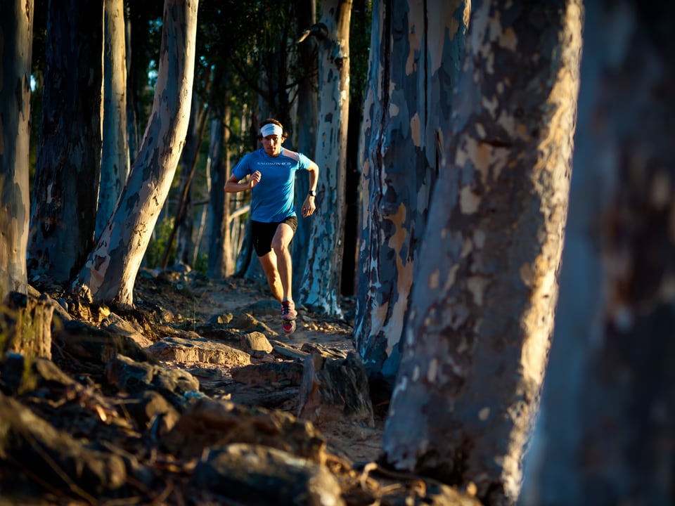Gabriel Lombriser rennt durch den Wald