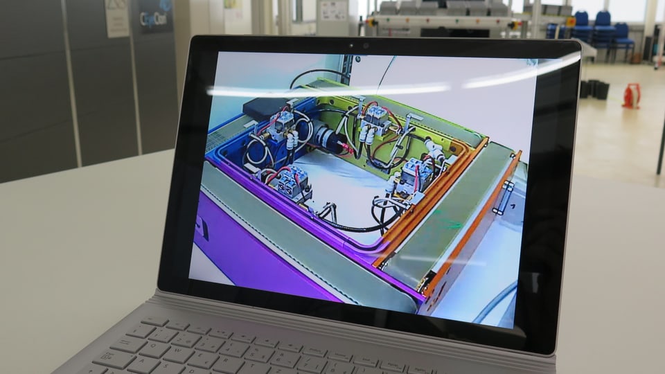 Laptop mit Livestream eines Arbeitsplatzes.