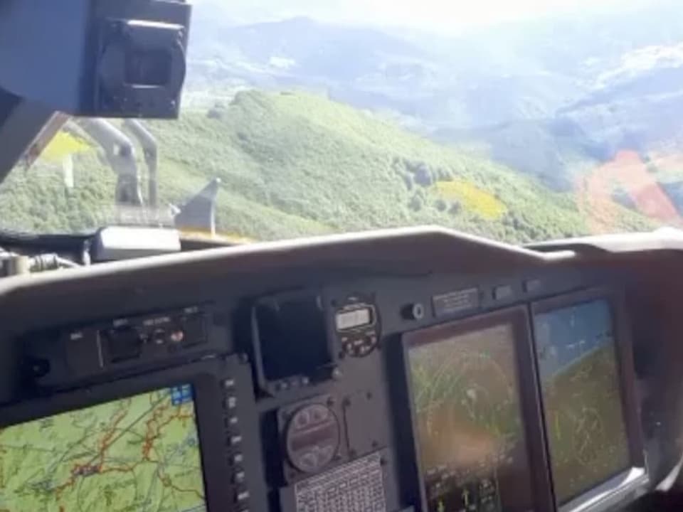 Ein Rettungshelikopter kreist über dem Absturzort im Apennin-Gebirge. 