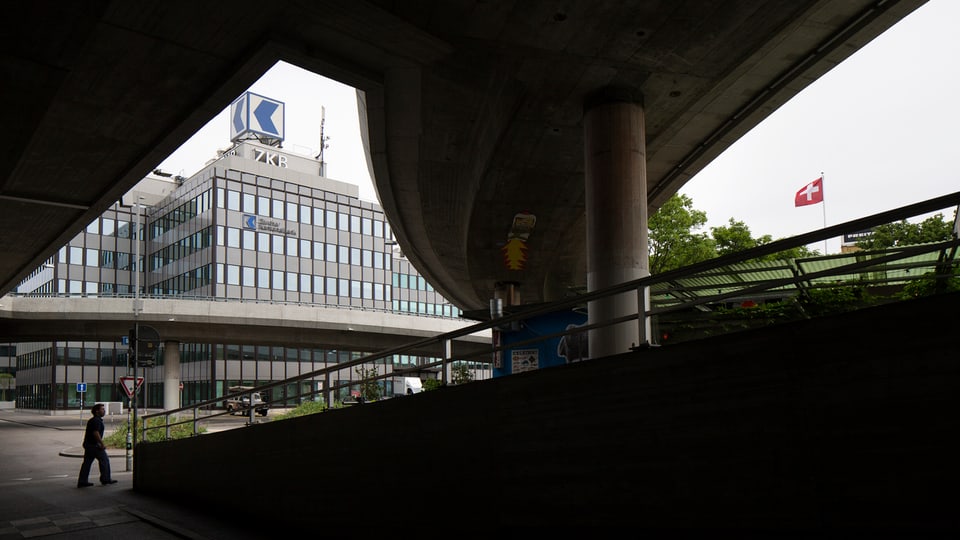 ZKB-Hauptgebäude, davor Teile der Hardbrücke.