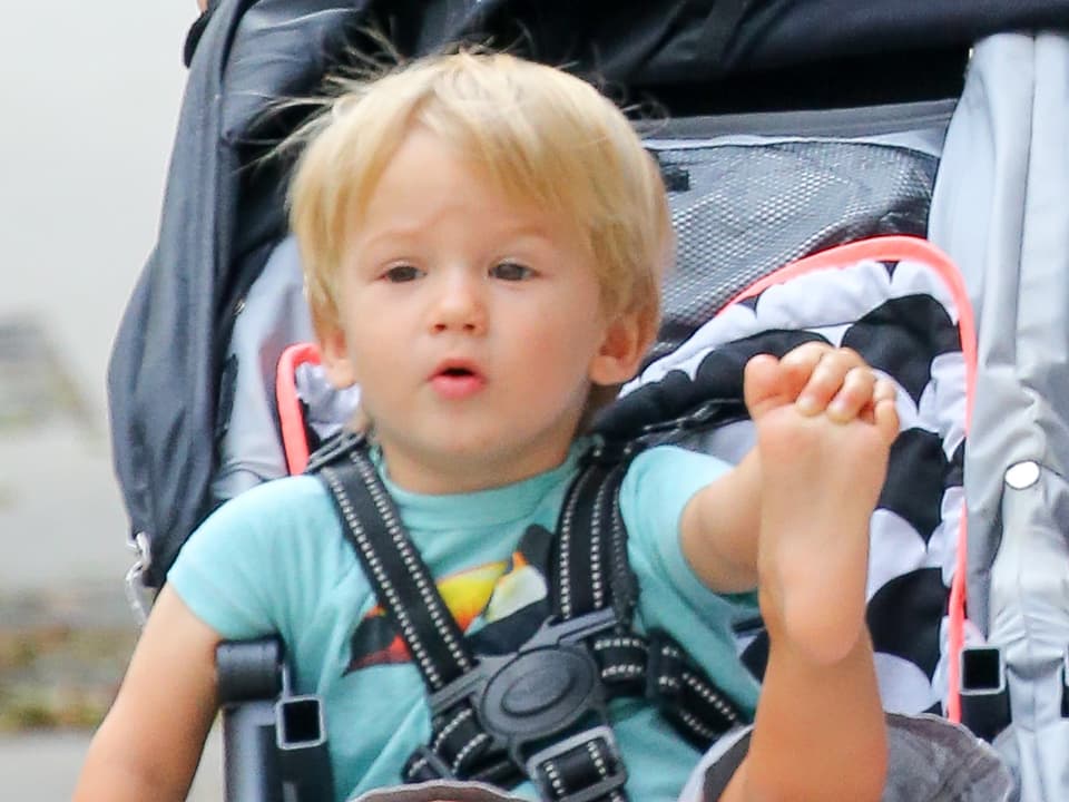 Junge Federer im Kinderwagen.