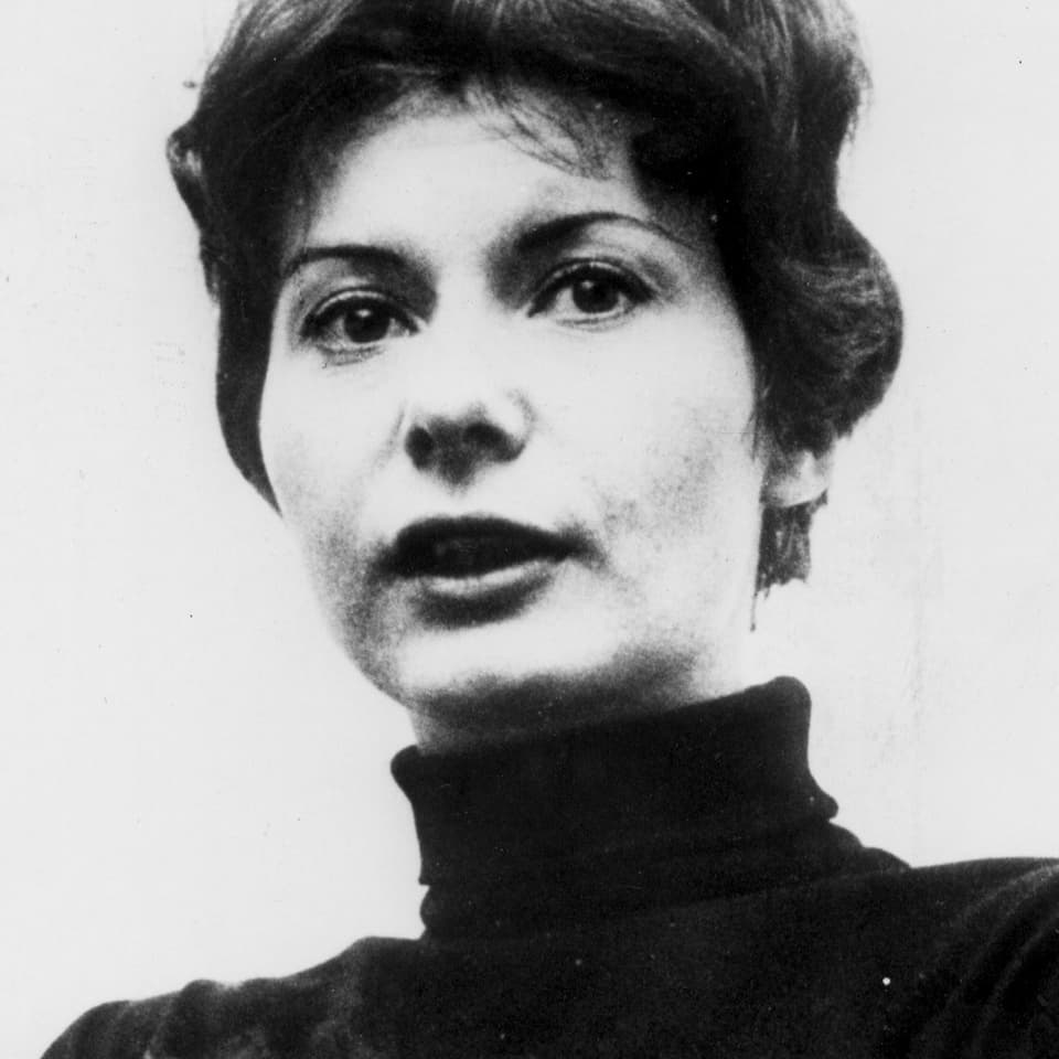 Schwarz-weiss Porträt einer Frau mit kurzen Haaren und dunklem Rollkragenpullover.