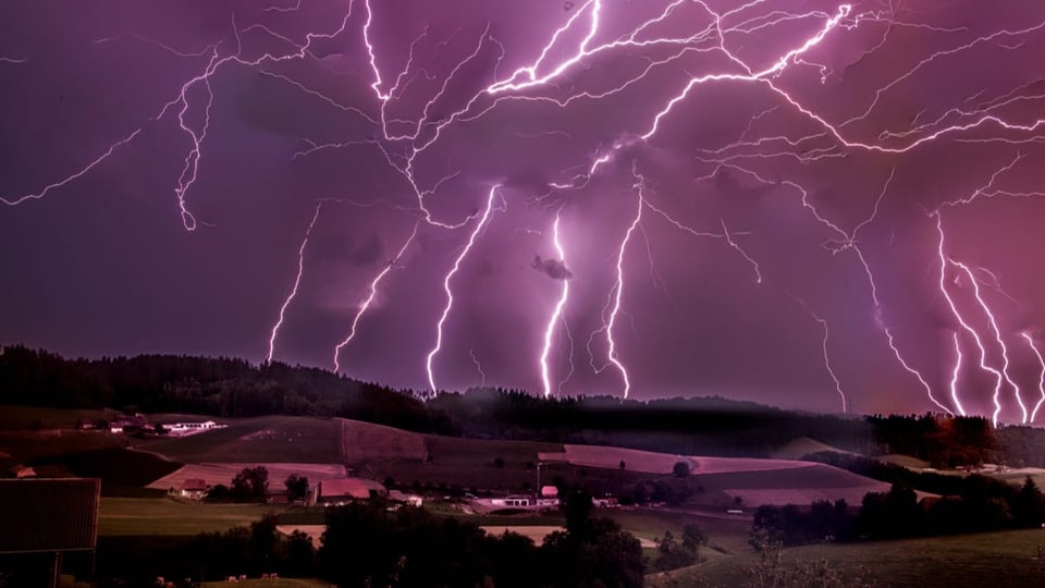 Viele Blitze über dem Emmental.