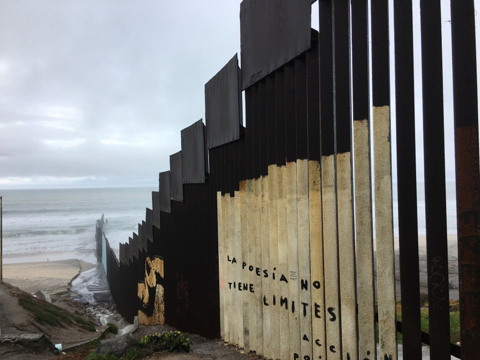 Ein Bild der Grenze, die Mexiko und die USA voneinander trennt.