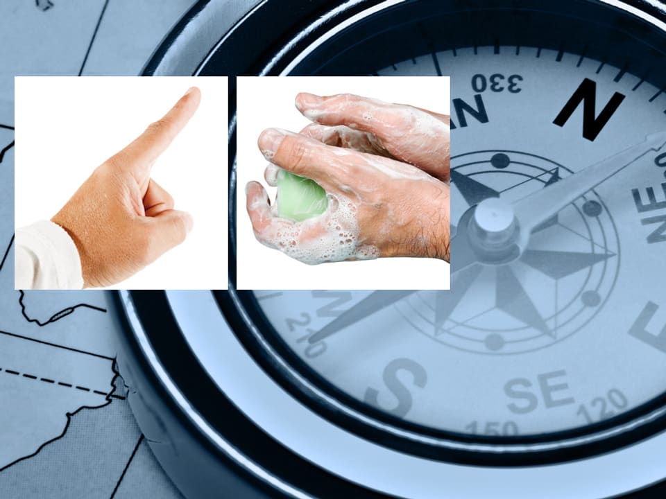 Im Hintergrund eine Nahaufnahme eines Kompasses, im Vordergrund zwei kleine, quadratische Bilder mit einem Mahnfinger und zwei Händen mit einer Seife.