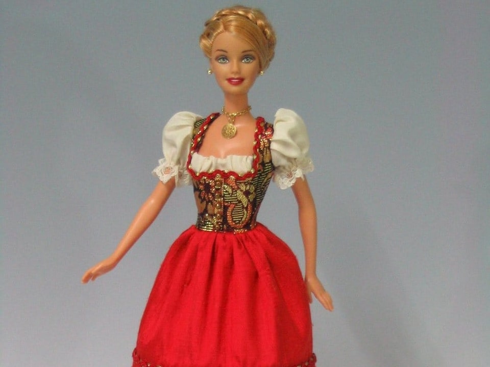 Barbie in rotem Dirndl mit Zöpfen.