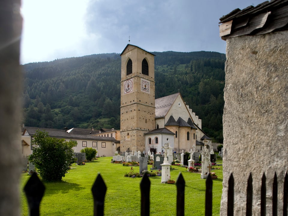 Das Kloster Müstair mit Friedhof