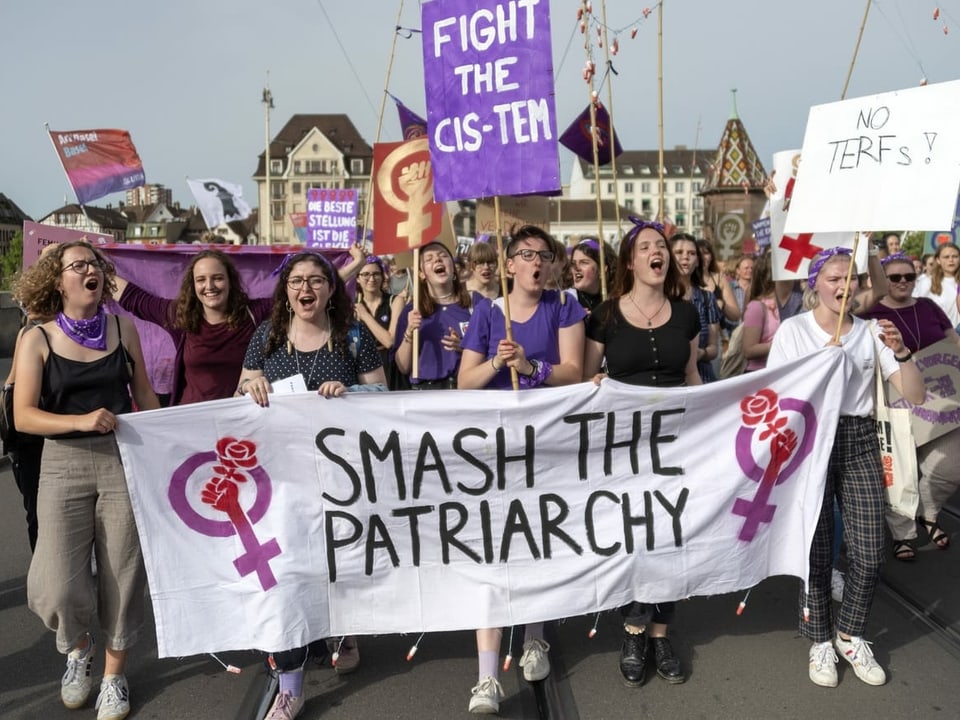 Frauen mit Transparent "Smash the Patriarchy".
