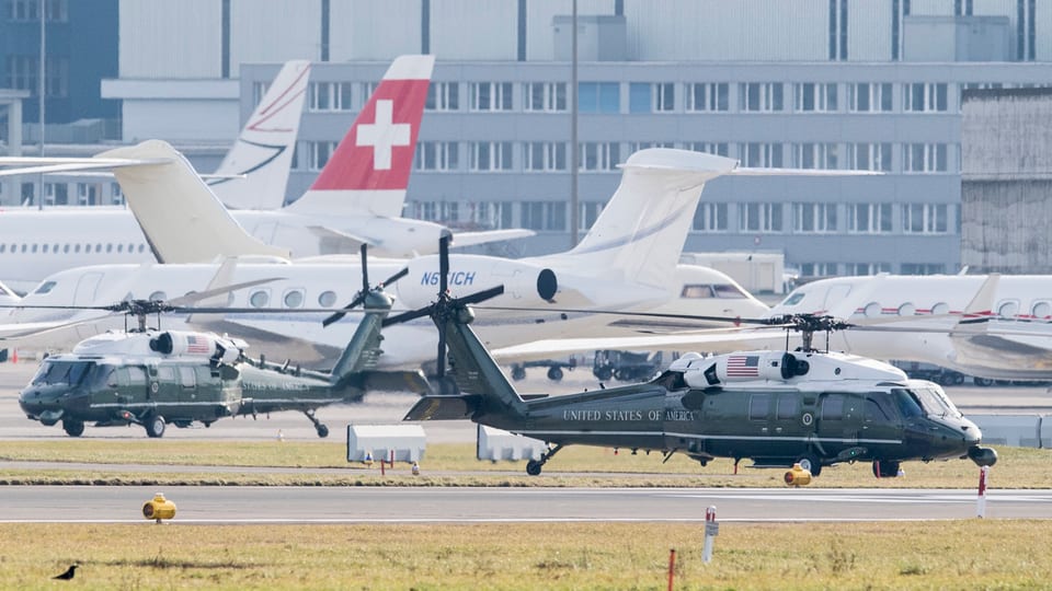 zwei schwarze Helikopter vor Swiss-Flugzeugen