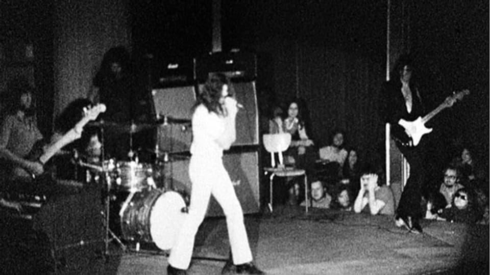 Ein schwarz-weiss Foto von Deep Purple auf der Bühne in Montreux.