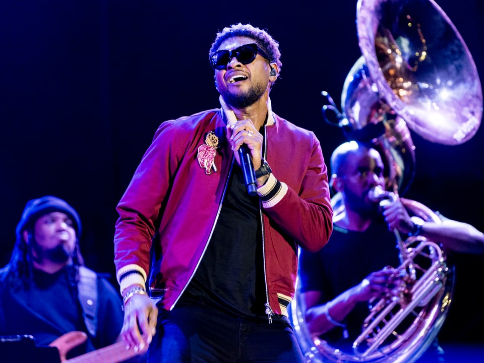 Usher singt auf der Bühne