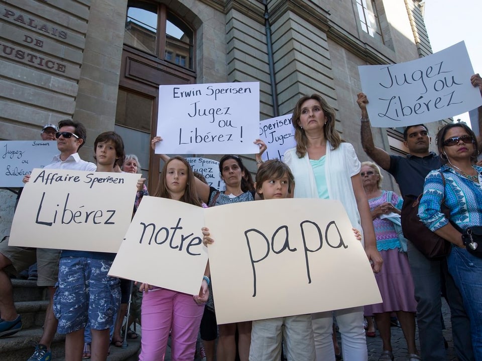 Familie von Erwin Sperisen bei einer Demonstration in Genf.