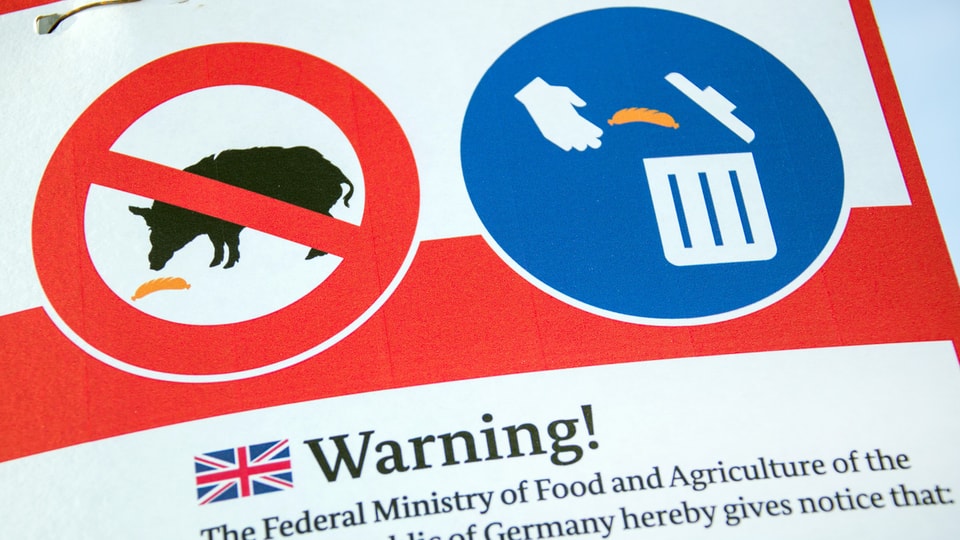 Ein Warnhinweis zur Verhinderung der Ausbreitung der Schweinepest.