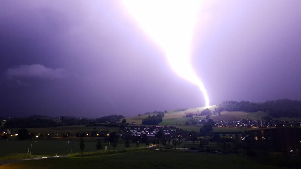 Blitzeinschlag Der Blitz schlägt in ein offenes Feld bei Zug.