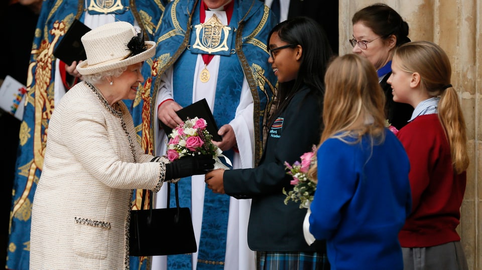 Queen Elisabeth spricht mit Kindern.