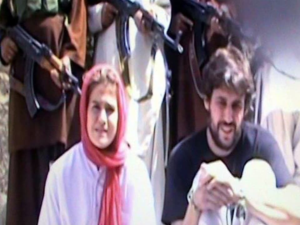 Am 25. Oktober 2011 spielen die Taliban den Medien dieses Entführervideo zu. Die Schweizer Geiseln bitten darin um die Freilassung einer pakistanischen Terrorverdächtigen in den USA. 