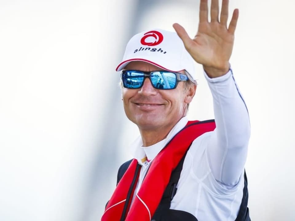 Bertarelli winkend im «Alinghi»-Outfit