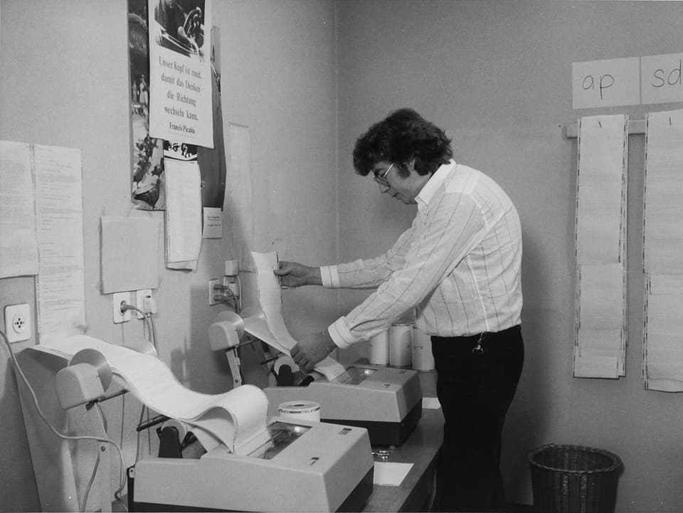 Ein Mann steht vor einem Fax.