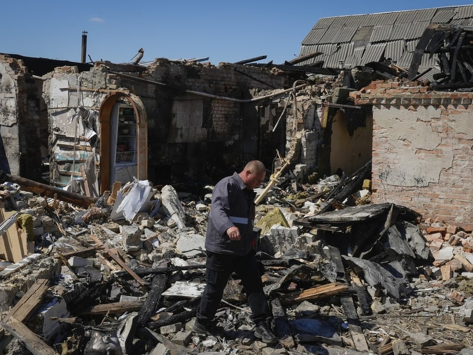 Ein Gasarbeiter inspiziert ein zerstörtes Privathaus nach einem russischen Raketenangriff in der Region Kiew, Ukraine.