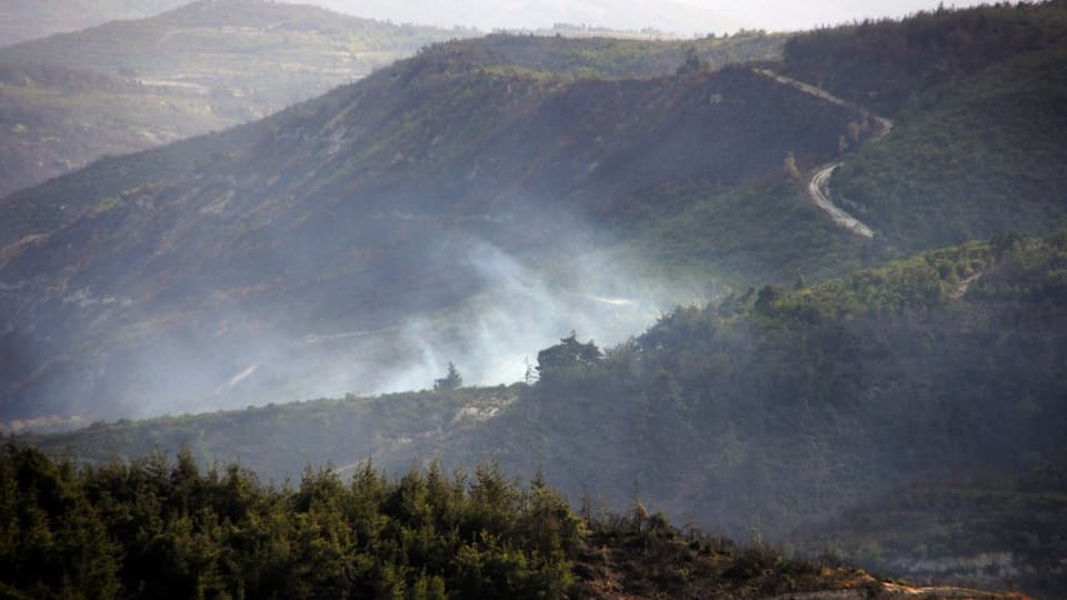 Raucht steigt aus einem Wald in der Türkei auf.