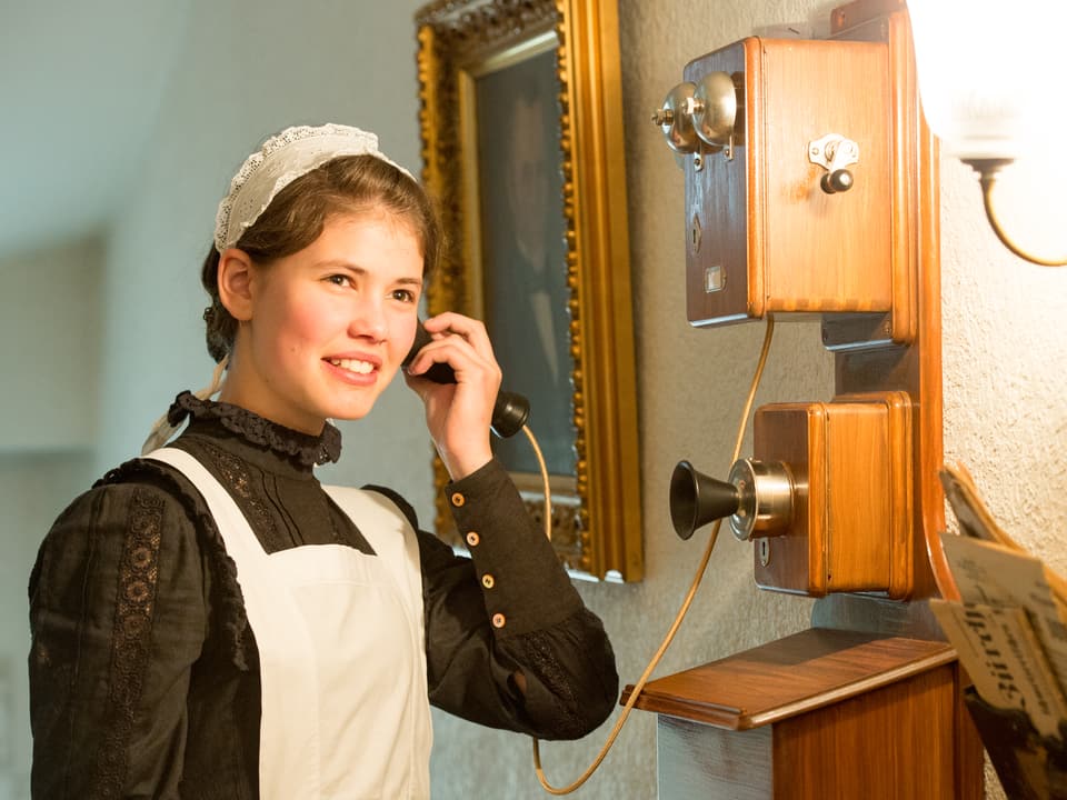 Lisa-Maria D'Ercole telefoniert an historischem Telefon