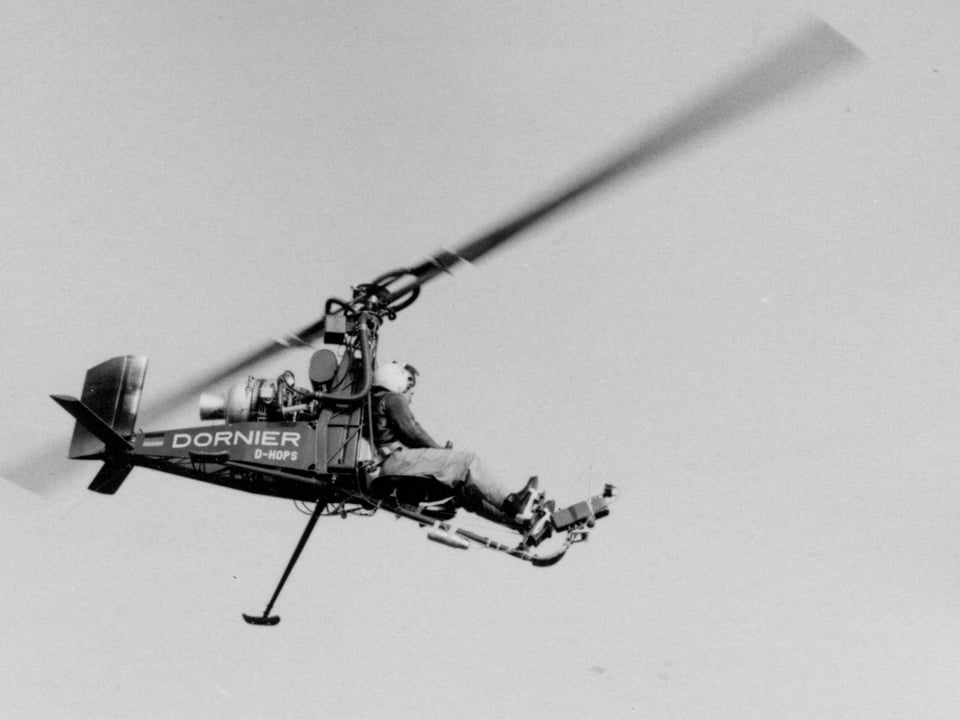 Ein Ein-Mann-Hubschrauber vom Typ Do 32 beim Steigflug. Der zusammen-klappbare Helikopter ging nie in Serie.