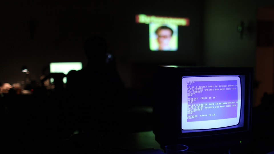 Ein Commodore-64-Monitor im dunklen Vereinslokal.