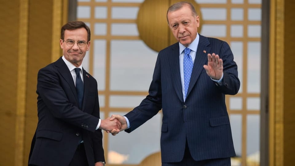 Recep Tayyip Erdogan (rechts) und der schwedische Ministerpräsident Ulf Kristersson (links) schütteln sich die Hände. 