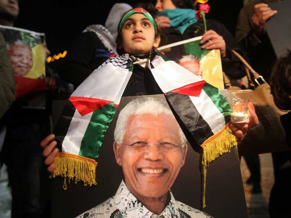 Palästinensiches Mädchen mit Mandela-Bild 