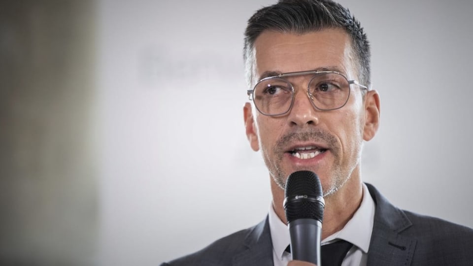 Mann im mittleren Alter mit Brille und Gel in den haaren