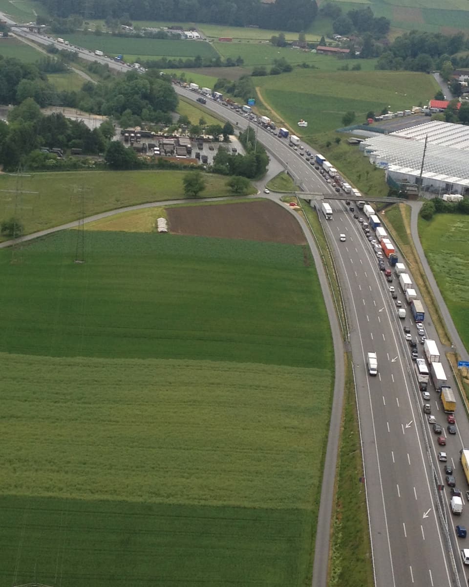 Luftbild auf die Autobahn A1 mit zweispurigem Rückstau.