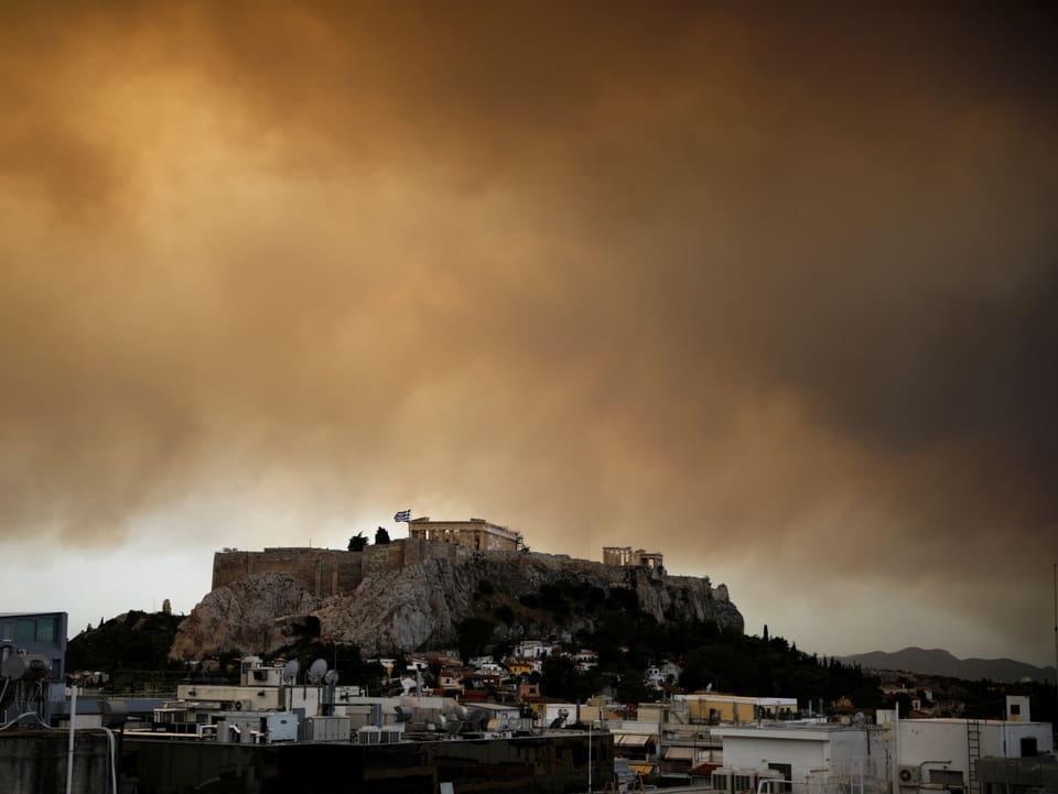 Dicke Rauchwolken über der Akropolis in Athen.