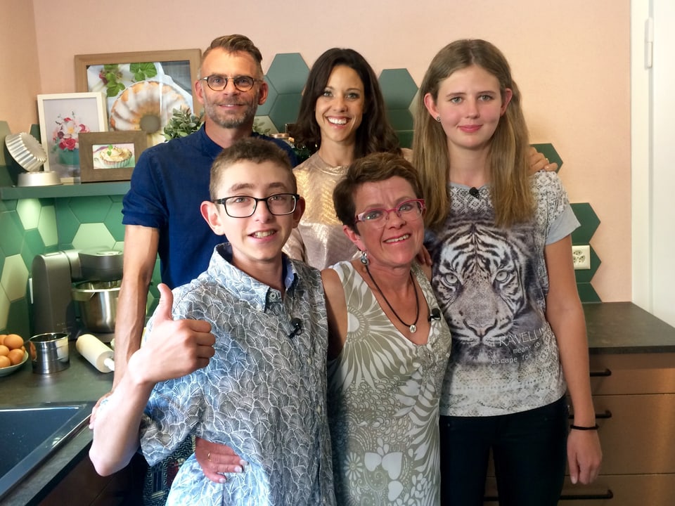 Das Umbau-Team Kiki Mäder und Andrin Schweizer mit Familie Signorini aus Oberwil bei Büren BE.