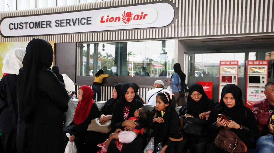 Reisende warten vor einem Lion-Air-Schalter auf dem Flughafen Soekarno Hatta bei Jakarta.