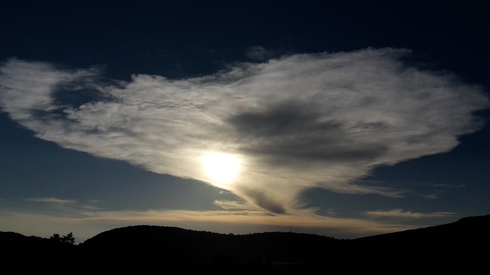 Wolkenfelder vor Sonne.