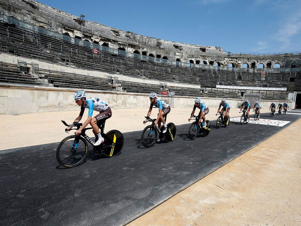 Die AG2R-Mannschaft durchquert die Arena von Nîmes.