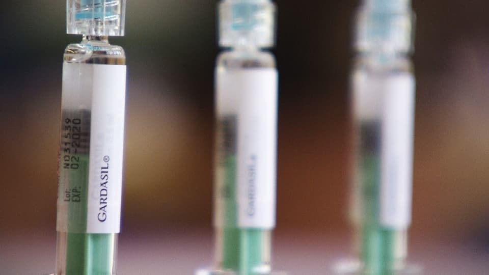 Drei Spritzen mit dem Impfstoff Gardasil