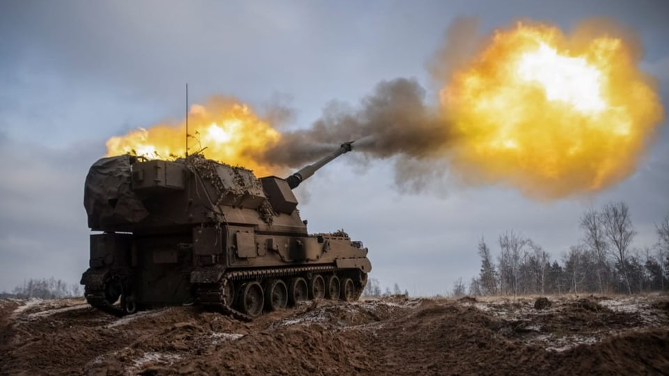 Hier feuert die ukrainische Armee eine polnische Haubitze in Richtung russische Stellungen ab.