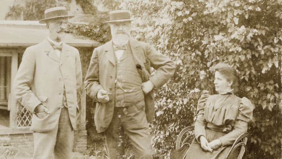 Familienportrait von Hallwyl. Bruder Walther und Hans von Hallwyl posieren im Garten. Daneben seine zweite Frau.