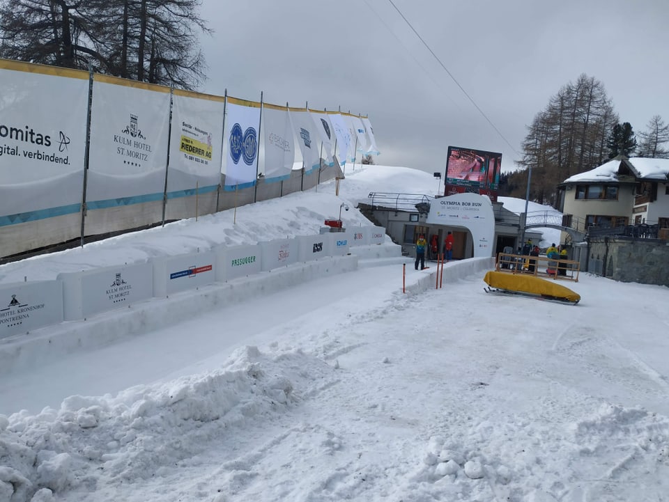 Startgelände der Bobbahn in St. Moritz mit Starthaus und Eiskanal.