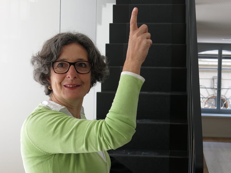 Zu sehen ist Claudia Engler, Direktorin der Berner Burgerbibliothek.