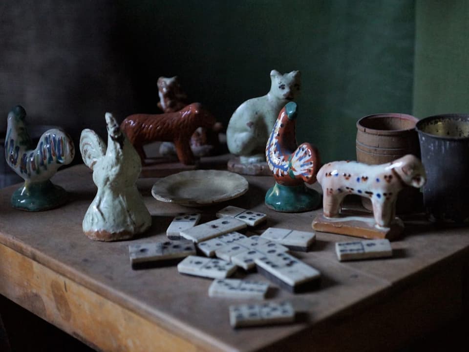 Spielfiguren auf einem alten Tisch.