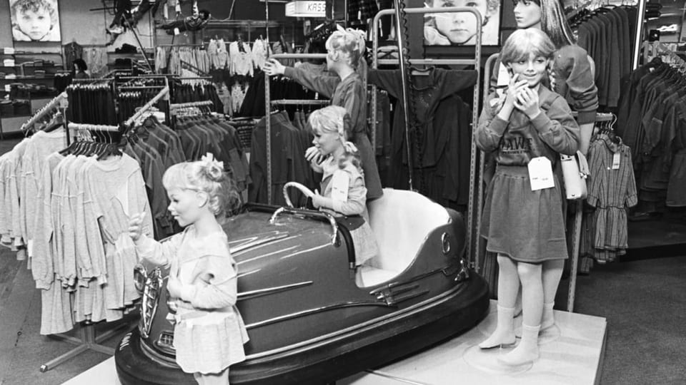 schwarzweiss Foto Kinder-Schaufensterpuppen im Warenhaus, im Hintergrund Kleiderstangen