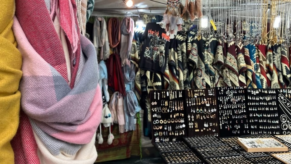 Verkaufsstand mit Tüchern und Schmuck