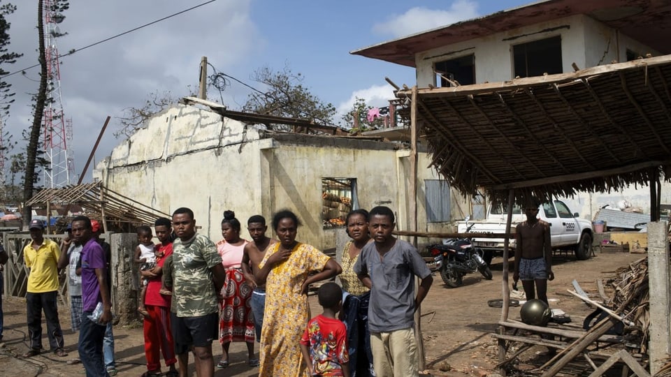 Nach den ersten drei Stürmen Menschen aus Mananjary, Madagaskar stehen vor ihren zerstörten Häusern.