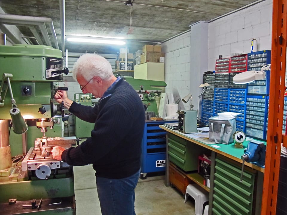 Gérald Koller in seiner Werkstatt. Links sie Fräsmaschine, rechts seine Werkbank mit dem Golden Eye.