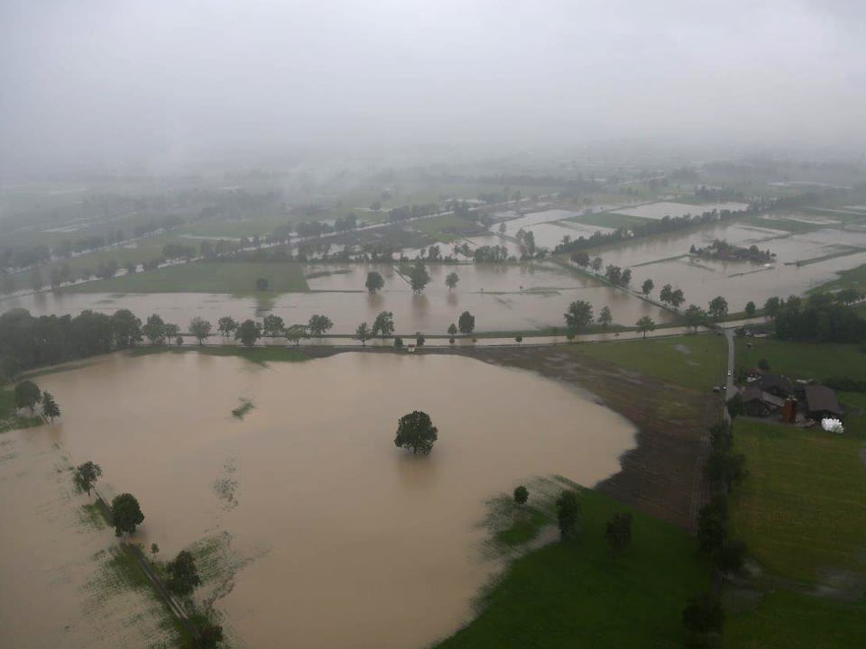 Blick aus dem Helikopter auf überschwemmte Gebiete